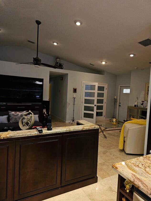 Foto principal - 7076 Middlebury Dr