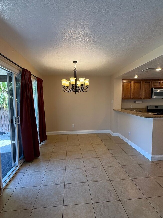 Building Photo - Lovely 3 bed  2 1/2 bath