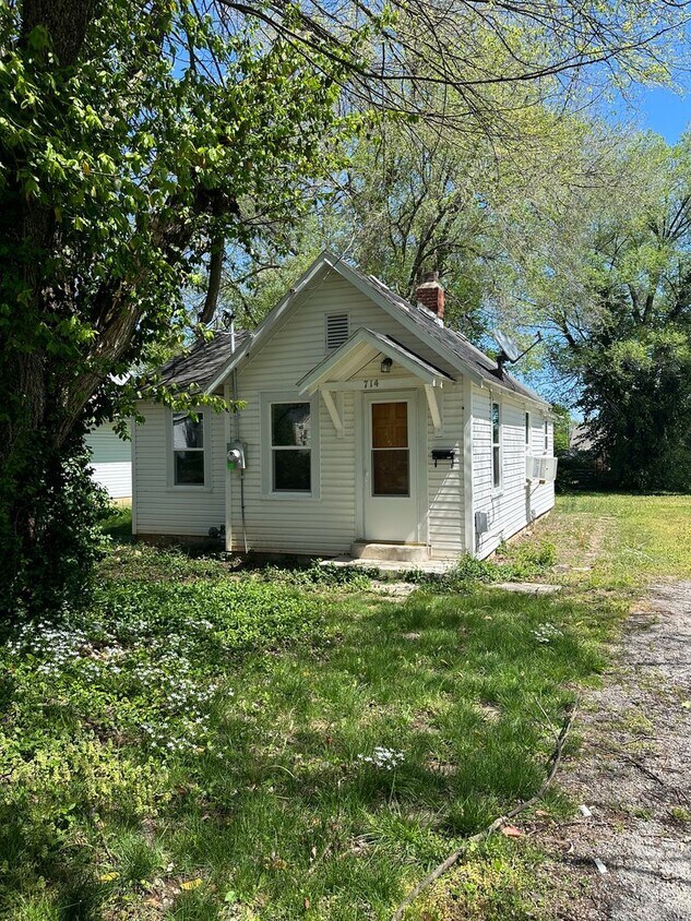 Primary Photo - Recently refreshed 1 bedroom house