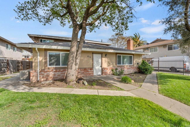 Building Photo - 812 Carro Dr