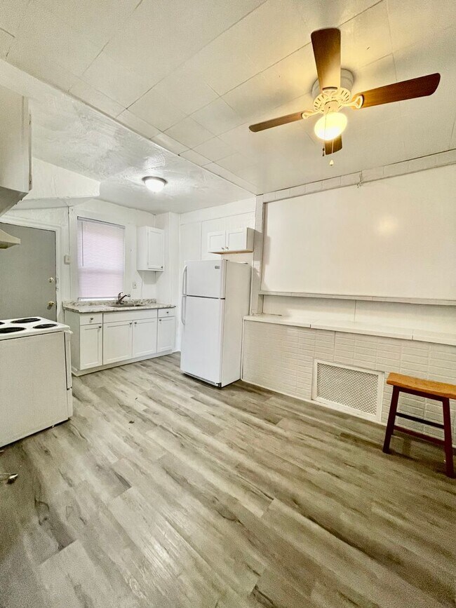 Foto del edificio - 3 Bedroom Home Available Now