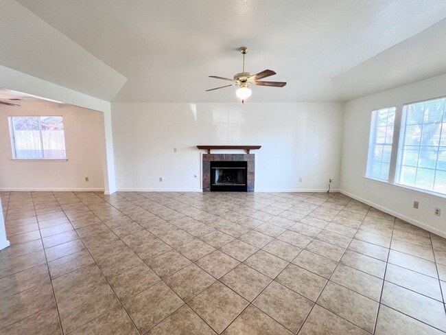 Building Photo - $2,295 Tollhouse & Armstrong, 3 Bedroom Po...