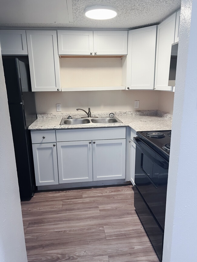 Building Photo - Oakcrest Apartments