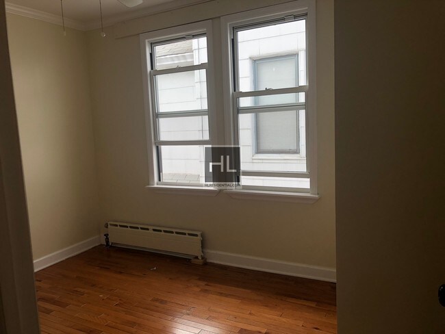 Building Photo - Gorgeous 3 bedroom in Maspeth