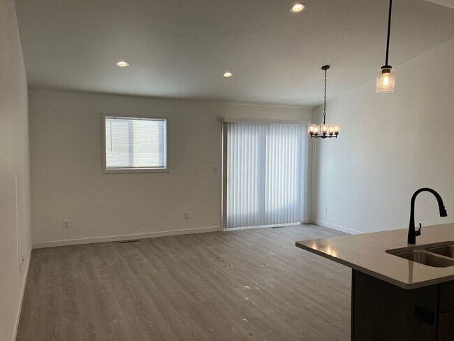 Building Photo - 4 Bed 3 Bath Twin Home