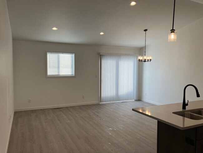 Foto del edificio - 4 Bed 3 Bath Twin Home