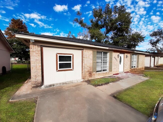 Foto del edificio - 3662 Hemlock Ln