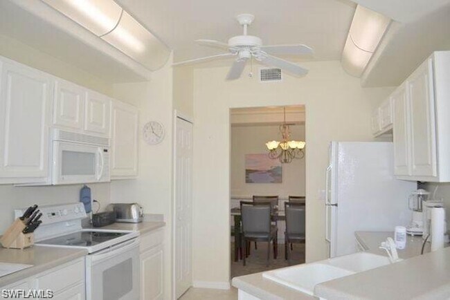 Building Photo - Summer 2022 Availabiliity (5/1 Move-in) --...