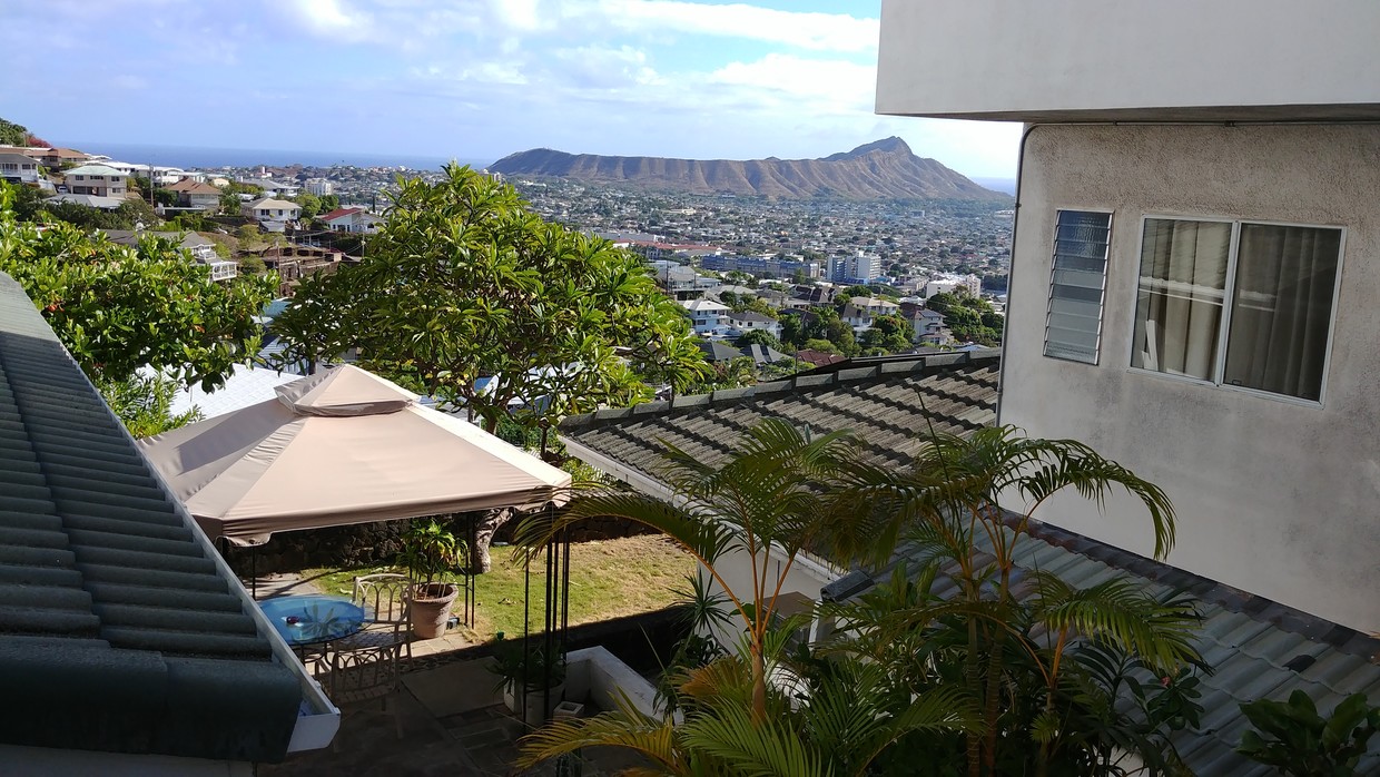 Diamond Head View - 1545 Bertram St