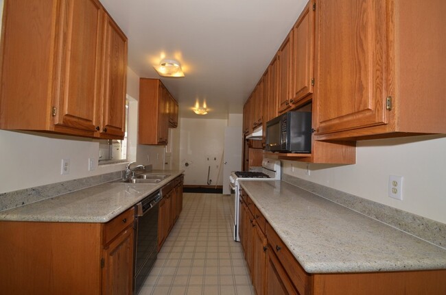 Foto del edificio - Incredible Tam Valley Home Available July 1st