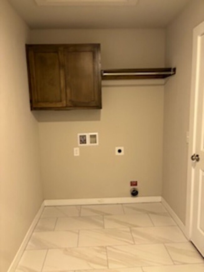 Building Photo - New Home! 1st month free!