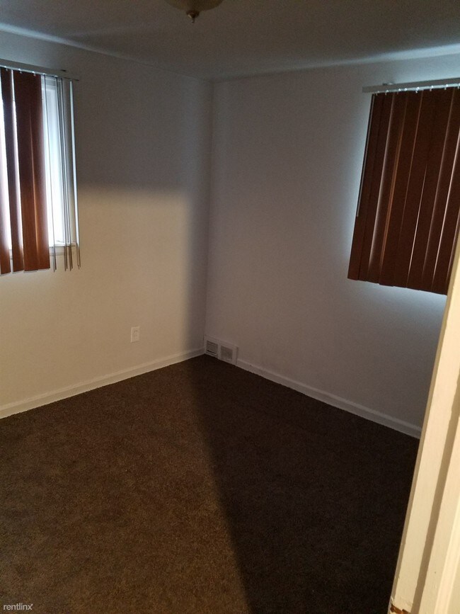 Building Photo - 2 br, 1 bath Townhome - 18052 Schaefer Hwy