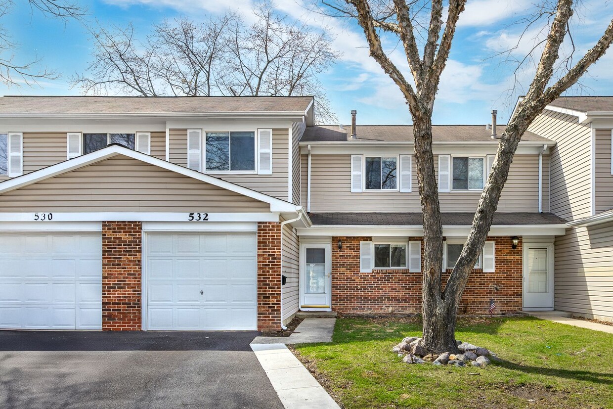 Primary Photo - Carol Stream Townhome with Three Bedrooms ...