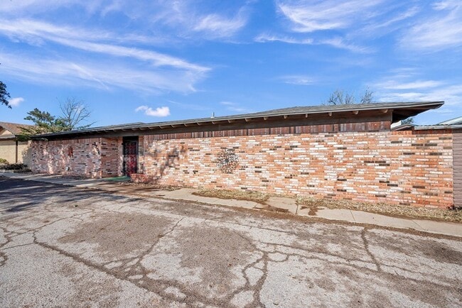 Building Photo - Midland