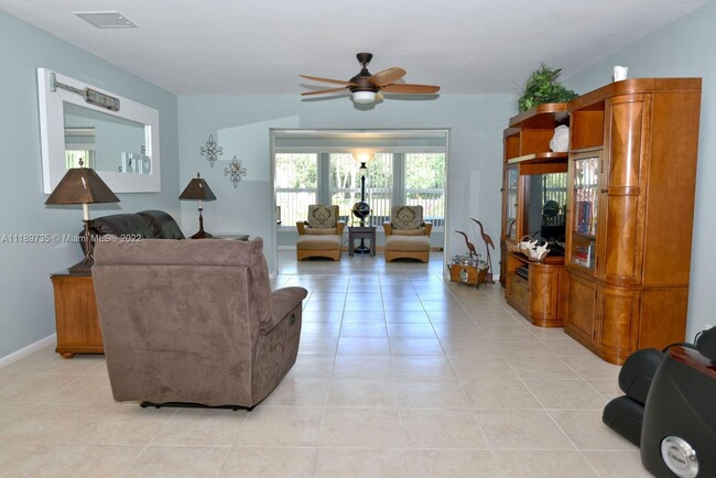 Foto del edificio - 9841 SE Little Club Way N