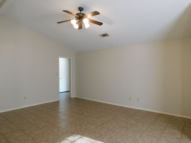 Foto del edificio - Charming 2 Bed 2 Bath Duplex Move in Special!