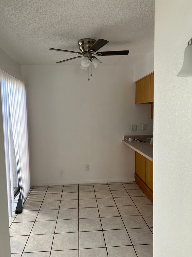 Zona de estar de la cocina con ventilador de techo - 1345 Trudy Elaine Dr