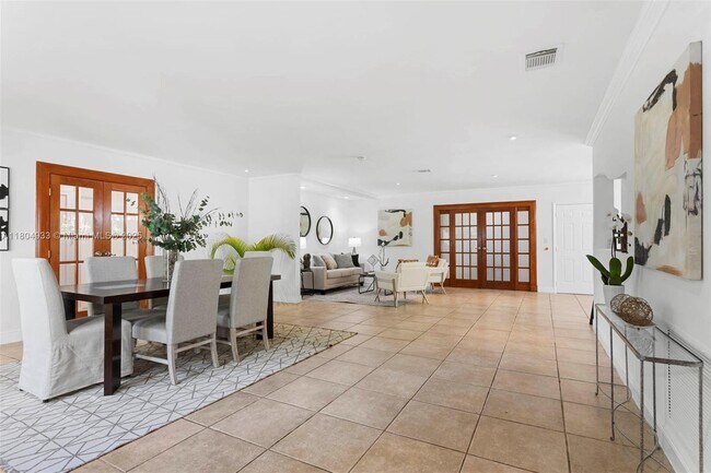 Foto del edificio - 6140 Pine Tree Dr