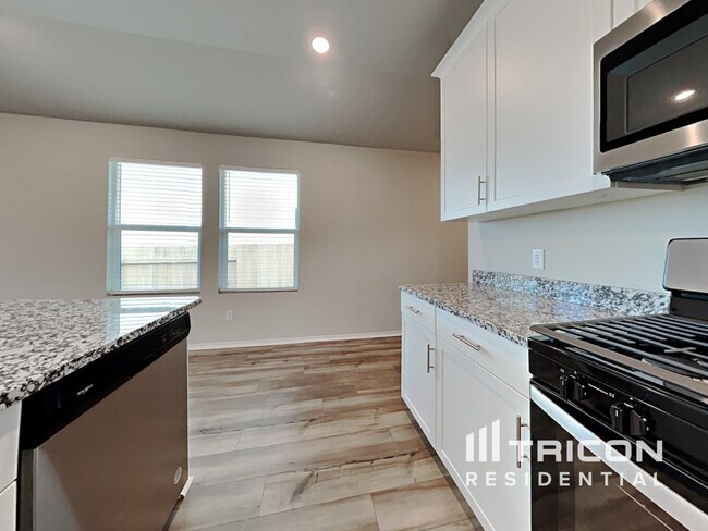 Building Photo - 5204 Saddle Clb Dr