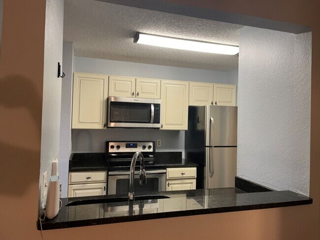 Building Photo - Beautiful Furnished 2/2 condo in Windsor Park