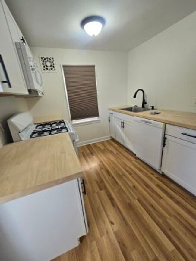 Foto del edificio - $1250-  3 bedroom house in Bon Air