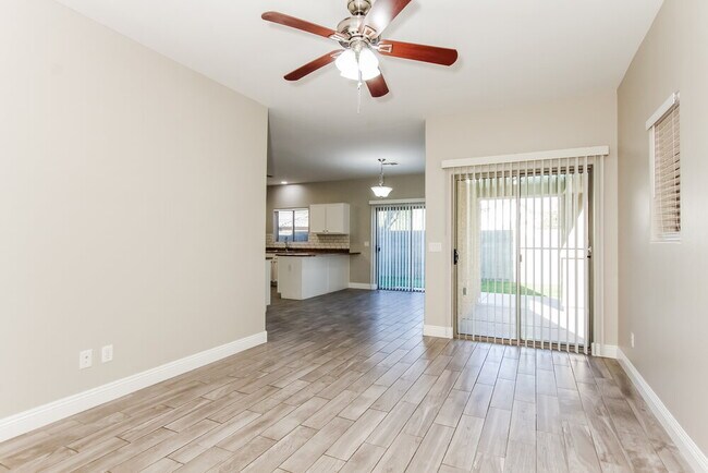 Foto del edificio - 10225 W Camelback Rd