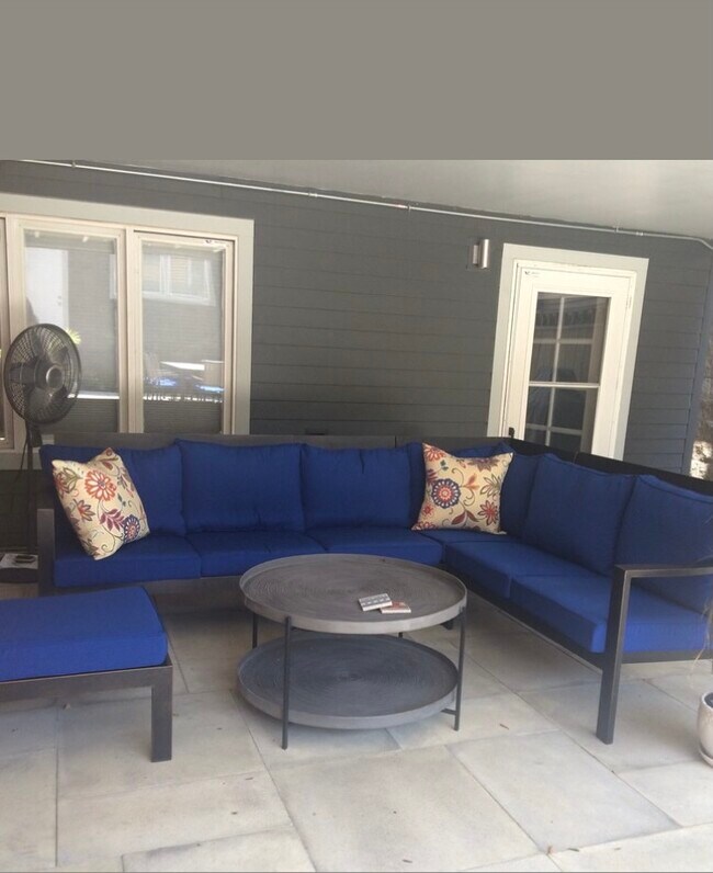 Outdoor Living - 2538 N Marshfield Ave