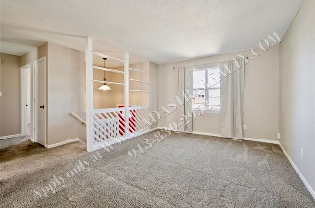 Building Photo - Adorable 3 Bed 2 Bath Duplex in Olathe-Available NOW!!