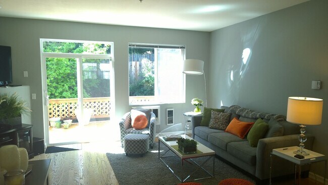 Building Photo - Beautiful Murrayhill Townhome with Dual Primary Suites & Private Backyard!
