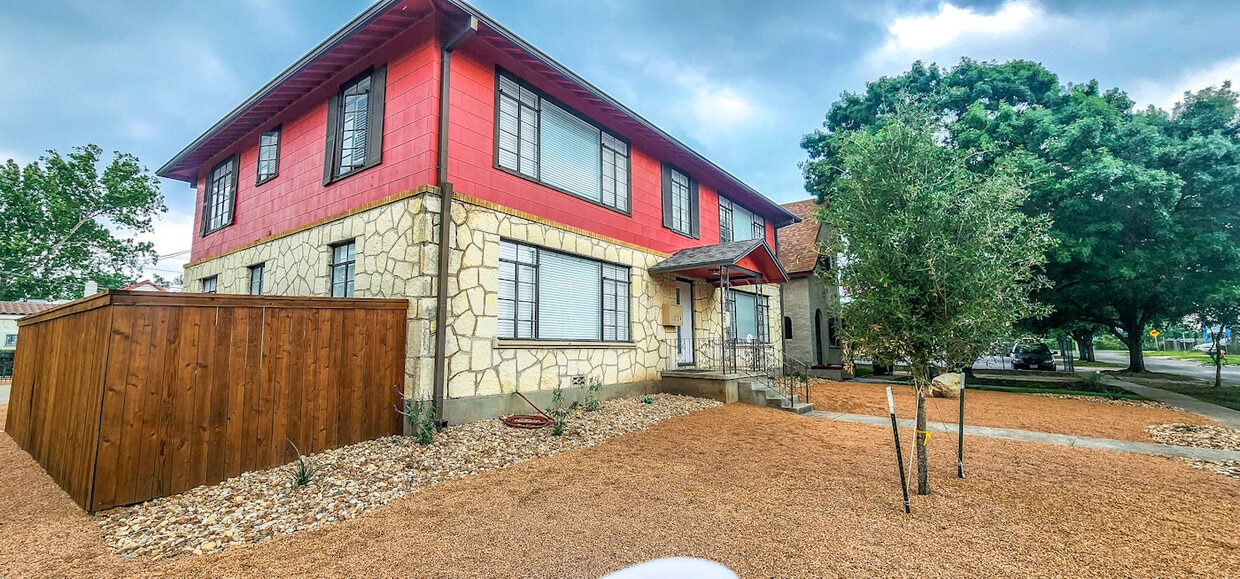 Primary Photo - 1551 W Agarita Ave