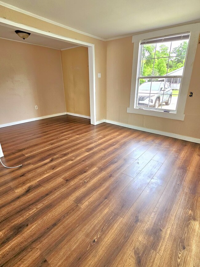 Building Photo - Studio Apartment on Gadsden St