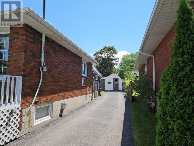 Building Photo - 148 Hoover Crescent