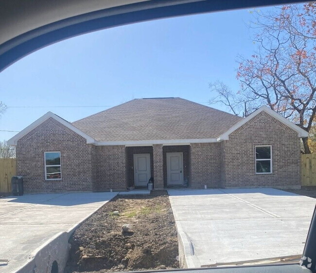 Building Photo - 6116 Trescon Dr