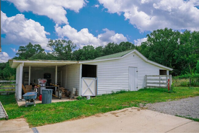 Foto del edificio - 1503 Cornersville Hwy