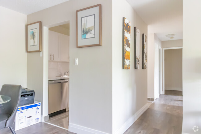 2BR, 1BA - 866SF - Hallway - Bedford Oaks