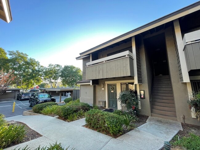 Building Photo - 160 Streamwood