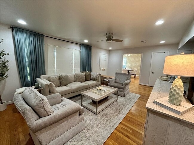 Photo - 9914 Larston St House