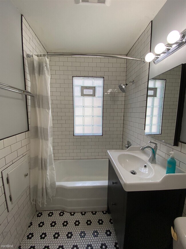 Foto del edificio - 1 br, 1 bath Duplex - 4137-4139 Oakland Av...