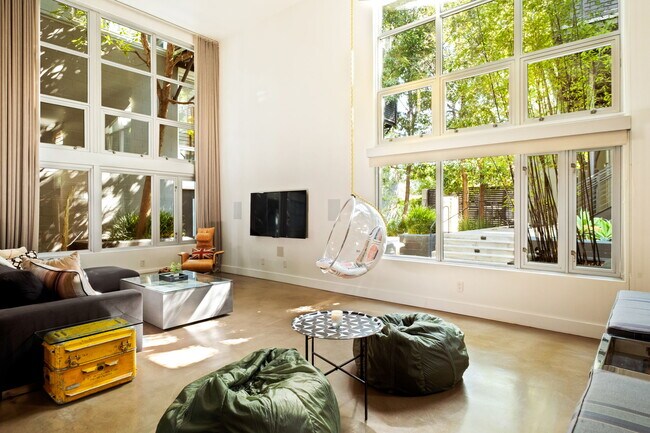 Foto del edificio - 1037 N Laurel Ave