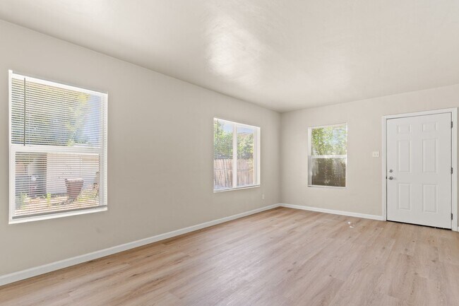 Building Photo - Fully Remodeled Oakland 2 Bed w/ Off-Street Parking