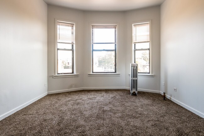 Foto del edificio - 330 N Pine Ave