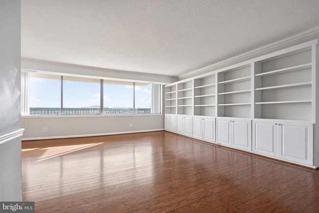 Foto del edificio - 3709 S George Mason Dr