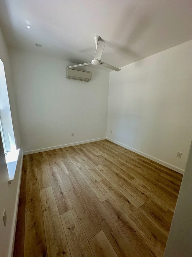 Building Photo - Riley St