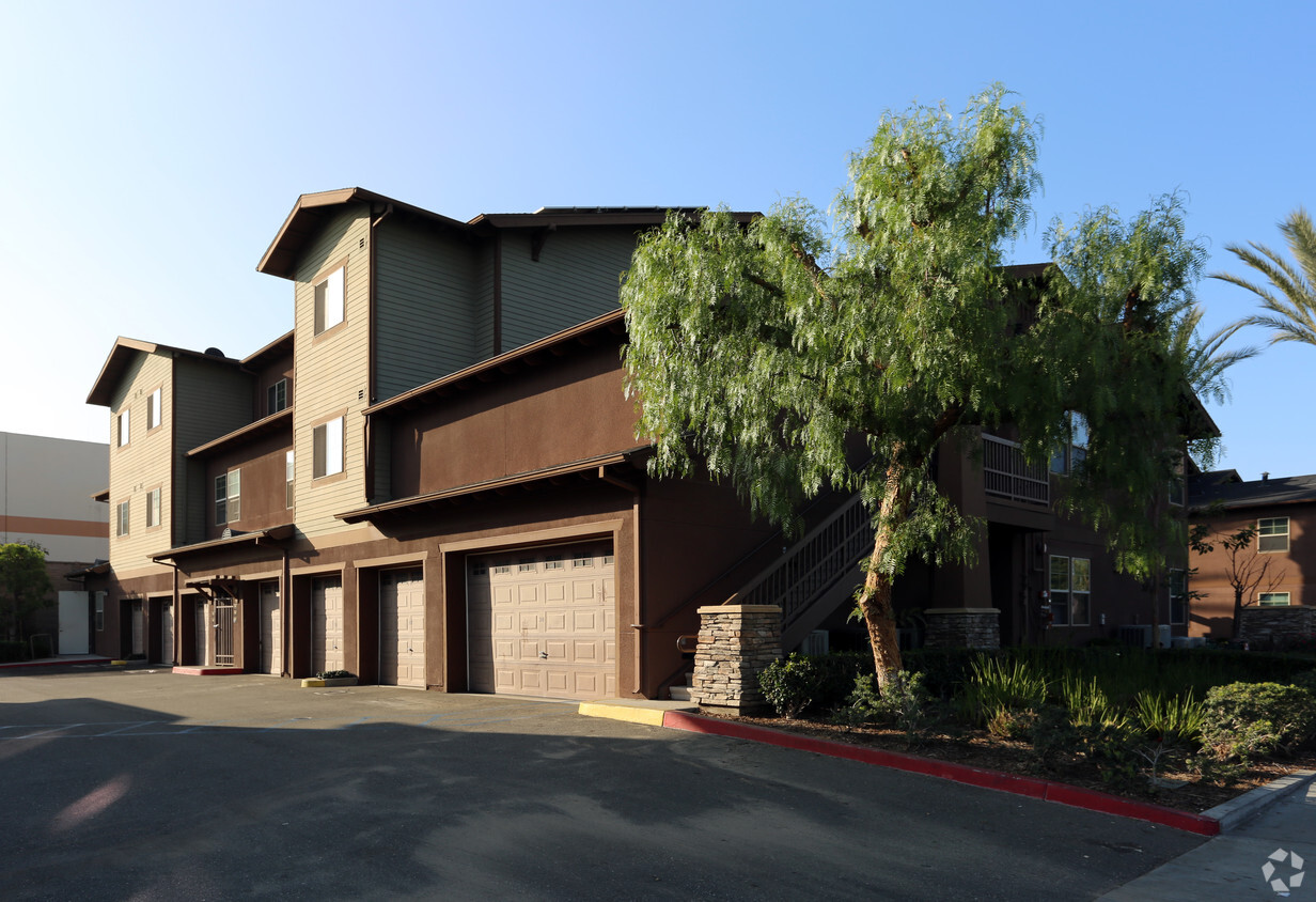 Building Photo - The Vineyard Townhomes