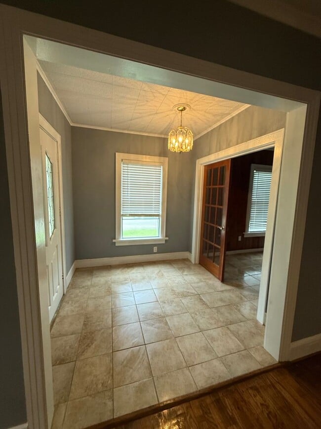 Building Photo - Charming South Highlands Home with Multiple Living Areas