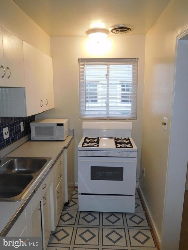 Building Photo - 714 20th St S