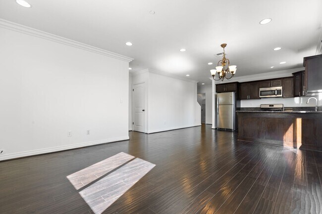 Building Photo - 4 Bed / 3 Bath Townhouse - Across the street from USC Keck Medical Center!