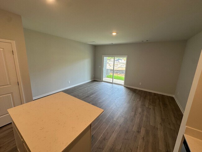 Foto del edificio - BRAND NEW TOWNHOME!