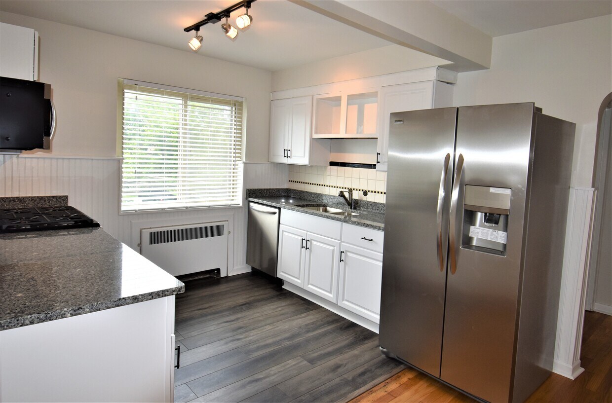 3120 Losantiville Ave Unit Apt 3, Cincinnati, OH 45213 Apartments in