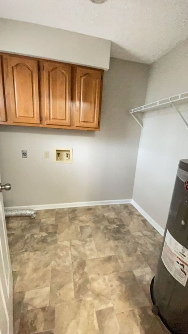 Building Photo - Spacious ranch style 2 bedroom, 2 bath wit...